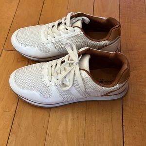 Banana Republic sneakers, size 7. Looks retro. Gently used.
